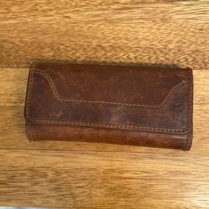 Frye women’s 
Melissa Wallet in good condition Dark Brown leather